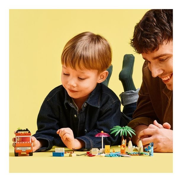 Bluey a rodinný výlet autem na pláž