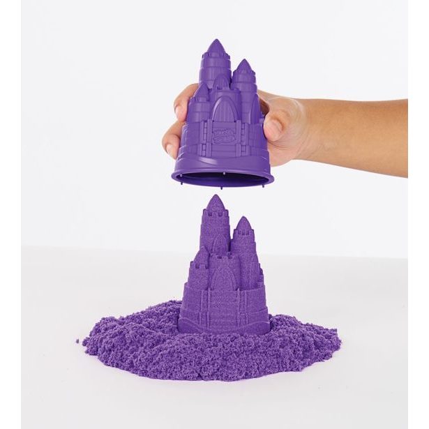 KINETIC SAND KRABICE TEKUTÉHO PÍSKU S PODLOŽKOU FIALOVÁ