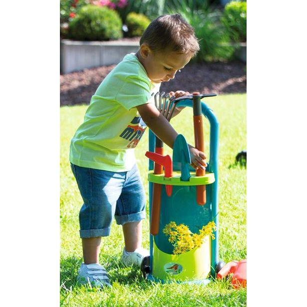 Vozík se zahradním nářadím a konvičkou