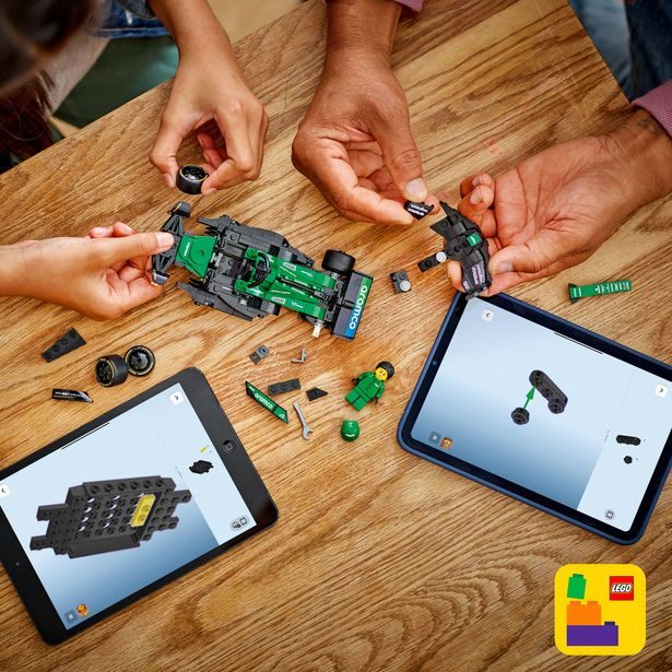 Závodní auto Aston Martin Aramco F1® AMR24