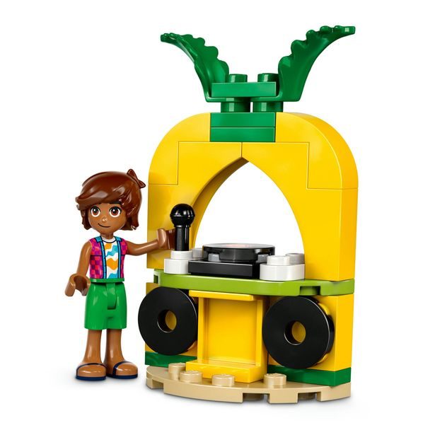 Zábava u bazénu s jednorožcem a plameňákem