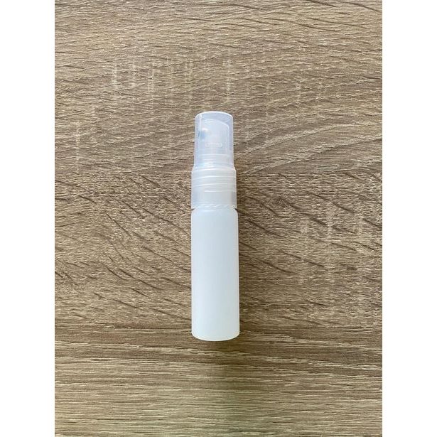 Malá kapesní plastová lahvička 15 ml s rozprašovačem