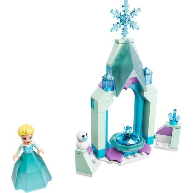 Elsa a zámecké nádvoří