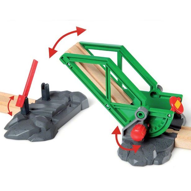 Přístaviště s nákladní lodí a kolejemi