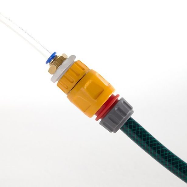 Houpací kruh s kovovou konstrukcí a tryskou na výrobu mlhy