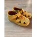 Bosé kožené sandálky B1096 žlutá