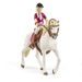 Blondýna Sofia s pohyblivými klouby na koni