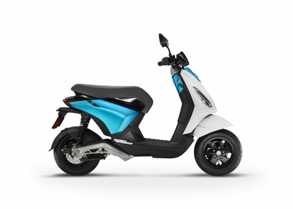 Vespa Piaggio 1+ L1 E5 - bílá/modrá 2024