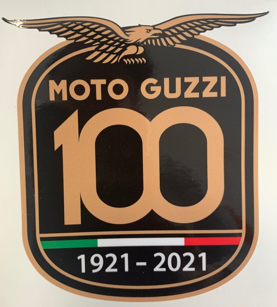 Nálepka na blatník „100 let Moto Guzzi“ V7, V85, V9 E5 - Moto Guzzi -  Vánoční dárky - 209 Kč - K2Moto.cz - Splňte si svůj motocyklový sen