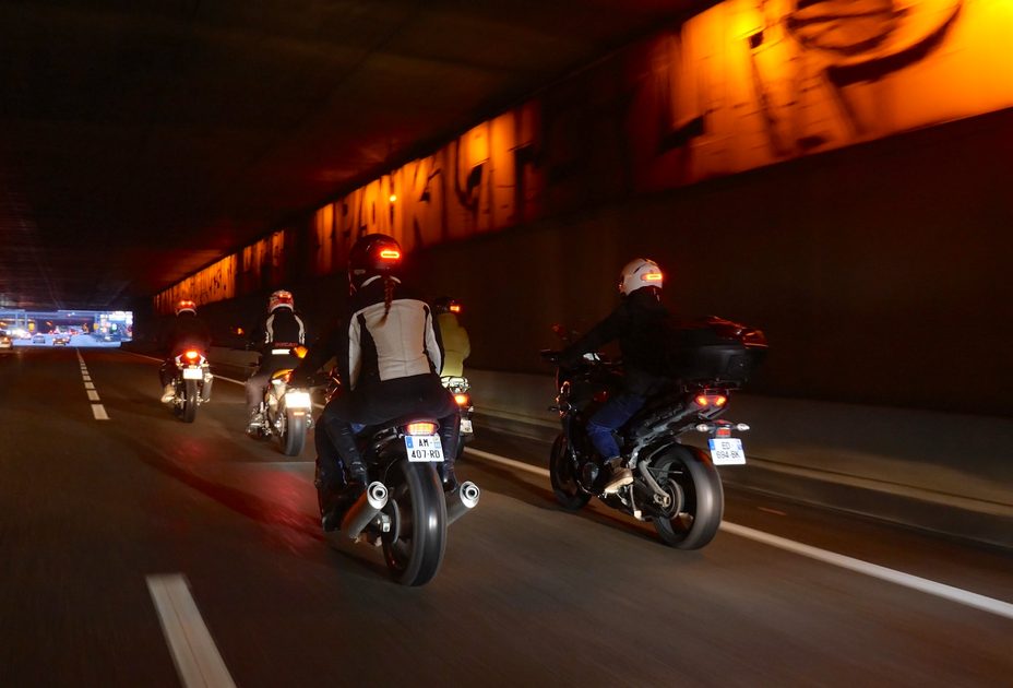Bezpečnostní brzdové světlo na helmu Cosmo Moto - bílé - Cosmo Connected -  Ostatní - 1 890 Kč - K2Moto.cz - Splňte si svůj motocyklový sen