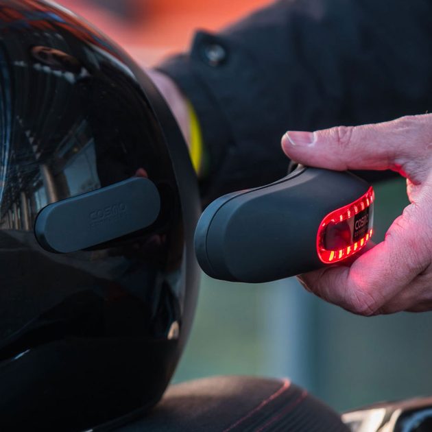 Bezpečnostní brzdové světlo na helmu Cosmo Moto - bílé - Cosmo Connected -  Ostatní - 1 890 Kč - K2Moto.cz - Splňte si svůj motocyklový sen