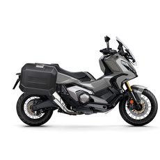 KOMPLETNÍ SADA BOČNÍCH ČERNÝCH HLINÍKOVÝCH KUFRŮ SHAD TERRA BLACK 47L/47L, VČETNĚ MONTÁŽNÍ SADY SHAD HONDA X-ADV 750 - SADY - NA MOTORKU