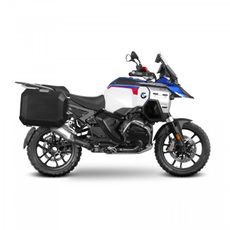 KOMPLETNÍ SADA BOČNÍCH HLINÍKOVÝCH KUFRŮ SHAD TERRA 36L/47L, VČETNĚ MONTÁŽNÍ SADY SHAD BMW R 1300 GS ADVENTURE - SADY - NA MOTORKU