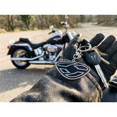 PŘÍVĚSEK NA KLÍČE S LOGEM GS - KLÍČENKY - NA MOTORKÁŘE