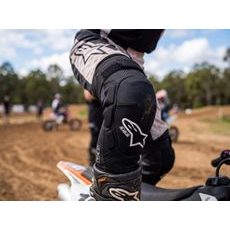 CHRÁNIČE NA KOLENA ALPINESTARS SEQUENCE KNEE S OCHRANOU HOLENĚ - CHRÁNIČE NOHOU - NA MOTORKÁŘE