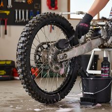 ZÁZRAČNÝ LESK MUC-OFF 947 500ML - NA MOTORKU - NA DOVOLENOU