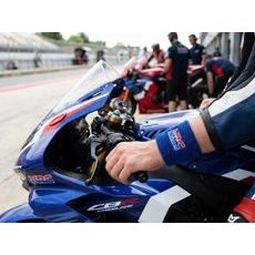 HONDA POTÍTKO NA ZÁPĚSTÍ HRC RACING - MODRÁ 2026 - DÁRKY PRO FANOUŠKY HONDA - NA MOTORKÁŘE