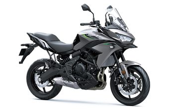 KAWASAKI VERSYS 650 - ŠEDÁ 2026 - ADVENTURE TOURER - MOTORKY