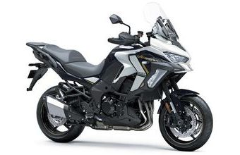 KAWASAKI VERSYS 1100 SE BÍLÁ 2025 - ADVENTURE TOURER - MOTORKY