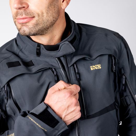 BUNDA S LAMINOVANOU MEMBRÁNOU IXS TOURSTER-GTX 1.0 – TMAVĚ ŠEDÁ: GORE-TEX® 3-LAYER, SUPERFABRIC® A NEJVYŠŠÍ OCHRANA AAA - TEXTILNÍ BUNDY - NA MOTORKÁŘE