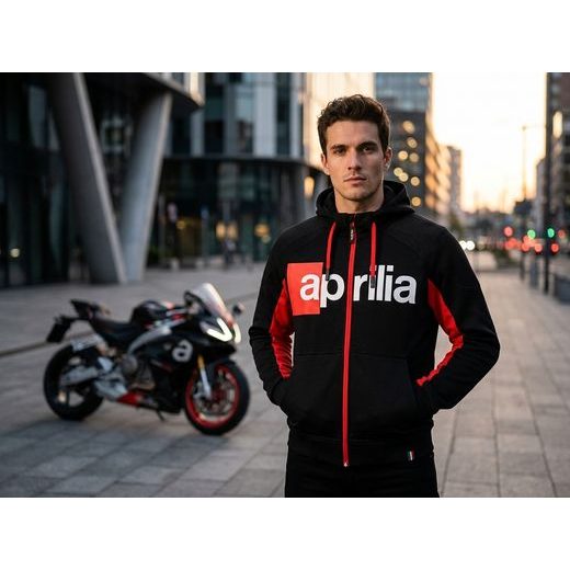 APRILIA MIKINA NEXT RIVAL TECH BY ALPINESTARS - 2026 - MIKINY - NA MOTORKÁŘE