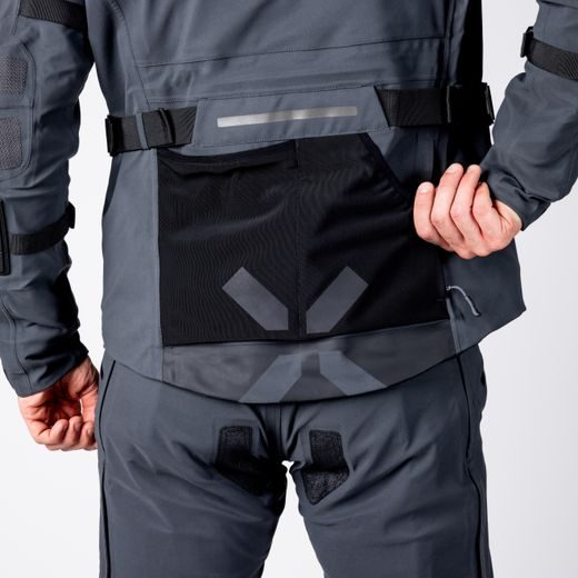 BUNDA S LAMINOVANOU MEMBRÁNOU IXS TOURSTER-GTX 1.0 – TMAVĚ ŠEDÁ: GORE-TEX® 3-LAYER, SUPERFABRIC® A NEJVYŠŠÍ OCHRANA AAA - TEXTILNÍ BUNDY - NA MOTORKÁŘE