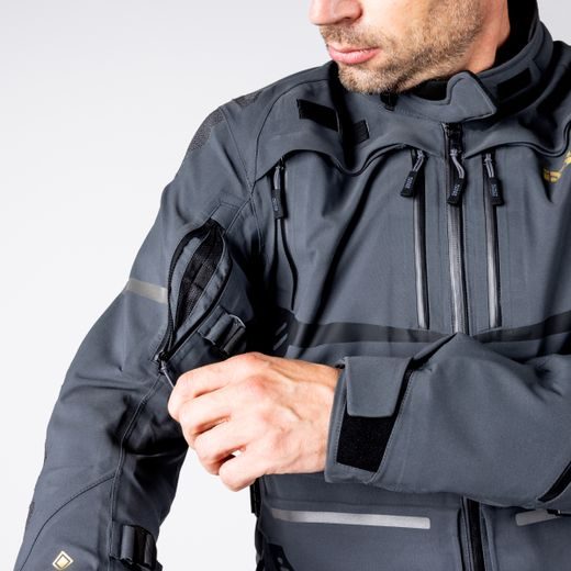 BUNDA IXS TOURSTER-GTX 1.0 – TMAVĚ ŠEDÁ (ZKRÁCENÁ): 3-VRSTVÝ GORE-TEX® LAMINÁT, CERTIFIKACE AAA A SUPERFABRIC® - TEXTILNÍ BUNDY - NA MOTORKÁŘE