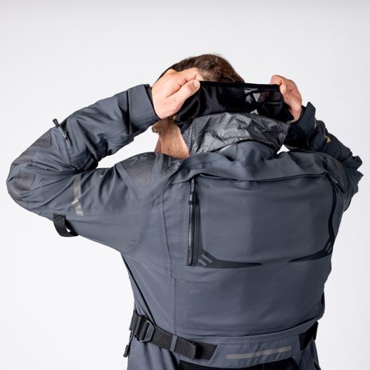 BUNDA S LAMINOVANOU MEMBRÁNOU IXS TOURSTER-GTX 1.0 – TMAVĚ ŠEDÁ: GORE-TEX® 3-LAYER, SUPERFABRIC® A NEJVYŠŠÍ OCHRANA AAA - TEXTILNÍ BUNDY - NA MOTORKÁŘE