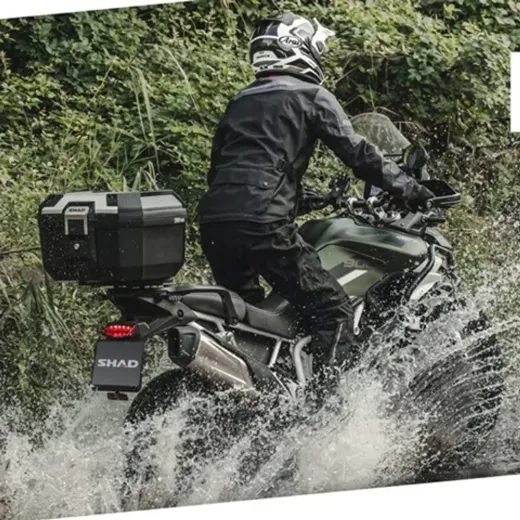 ADVENTURE SET: KUFR SHAD TR46 TERRA S HLINÍKOVÝM KRYTEM + OPĚRKA + MONTÁŽNÍ SADA PRO KAWASAKI KLE 500 (2026) - SADY - NA MOTORKU