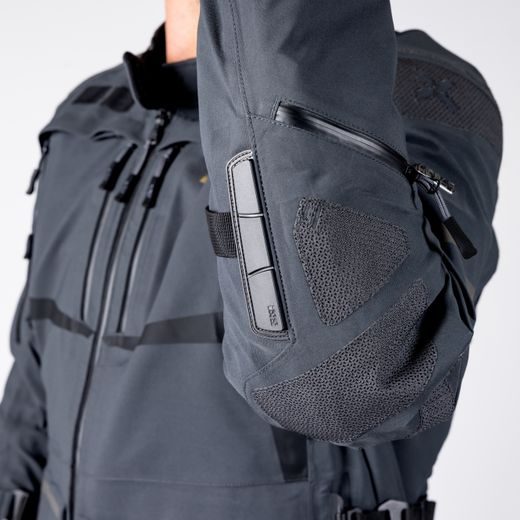 BUNDA S LAMINOVANOU MEMBRÁNOU IXS TOURSTER-GTX 1.0 – TMAVĚ ŠEDÁ: GORE-TEX® 3-LAYER, SUPERFABRIC® A NEJVYŠŠÍ OCHRANA AAA - TEXTILNÍ BUNDY - NA MOTORKÁŘE