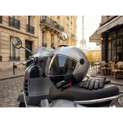 MĚSTSKÁ HELMA PIAGGIO UL01 22.06 – ŠEDÁ (MODEL 2026): MODERNÍ DESIGN, DVOJITÉ EPS A INTEGROVANÁ SLUNEČNÍ CLONA - HELMY NA SKÚTR - NA MOTORKÁŘE