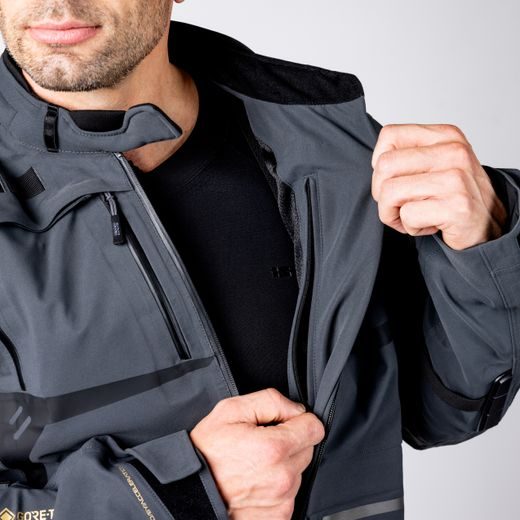 BUNDA IXS TOURSTER-GTX 1.0 – TMAVĚ ŠEDÁ (ZKRÁCENÁ): 3-VRSTVÝ GORE-TEX® LAMINÁT, CERTIFIKACE AAA A SUPERFABRIC® - TEXTILNÍ BUNDY - NA MOTORKÁŘE