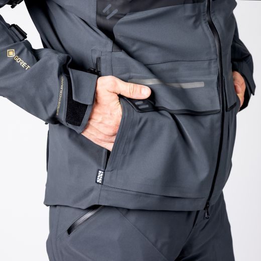 BUNDA S LAMINOVANOU MEMBRÁNOU IXS TOURSTER-GTX 1.0 – TMAVĚ ŠEDÁ: GORE-TEX® 3-LAYER, SUPERFABRIC® A NEJVYŠŠÍ OCHRANA AAA - TEXTILNÍ BUNDY - NA MOTORKÁŘE