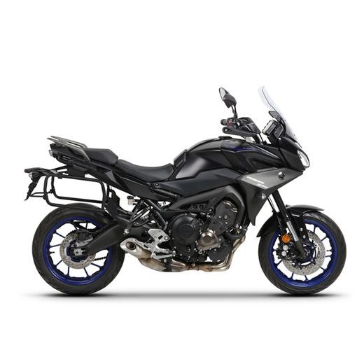 KOMPLETNÍ SADA BOČNÍCH ČERNÝCH HLINÍKOVÝCH KUFRŮ SHAD TERRA BLACK 47L/47L, VČETNĚ MONTÁŽNÍ SADY SHAD YAMAHA MT-09 TRACER / TRACER 900 - SADY - NA MOTORKU