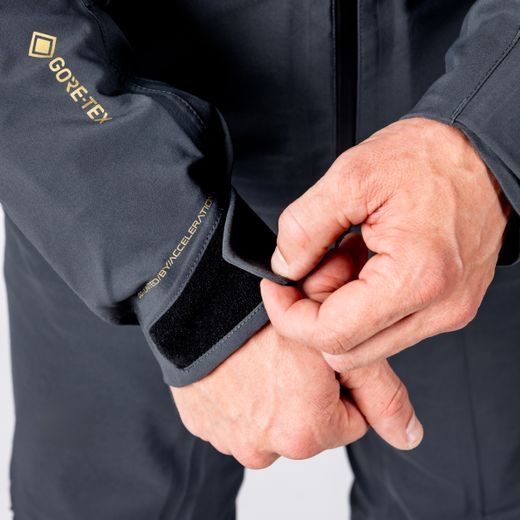 BUNDA S LAMINOVANOU MEMBRÁNOU IXS TOURSTER-GTX 1.0 – TMAVĚ ŠEDÁ: GORE-TEX® 3-LAYER, SUPERFABRIC® A NEJVYŠŠÍ OCHRANA AAA - TEXTILNÍ BUNDY - NA MOTORKÁŘE