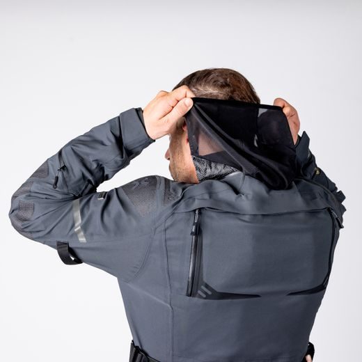 BUNDA S LAMINOVANOU MEMBRÁNOU IXS TOURSTER-GTX 1.0 – TMAVĚ ŠEDÁ: GORE-TEX® 3-LAYER, SUPERFABRIC® A NEJVYŠŠÍ OCHRANA AAA - TEXTILNÍ BUNDY - NA MOTORKÁŘE