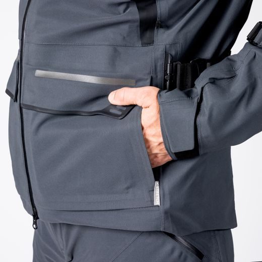 BUNDA S LAMINOVANOU MEMBRÁNOU IXS TOURSTER-GTX 1.0 – TMAVĚ ŠEDÁ: GORE-TEX® 3-LAYER, SUPERFABRIC® A NEJVYŠŠÍ OCHRANA AAA - TEXTILNÍ BUNDY - NA MOTORKÁŘE