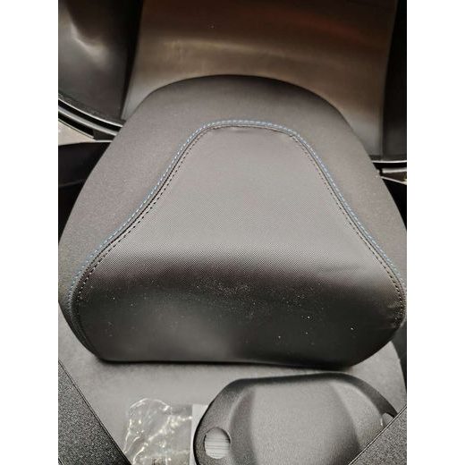 TOP CASE 36 L VČETNĚ OPĚRKY PRO BEVERLY 310/400 E5+ - HORNÍ KUFRY - NA MOTORKU