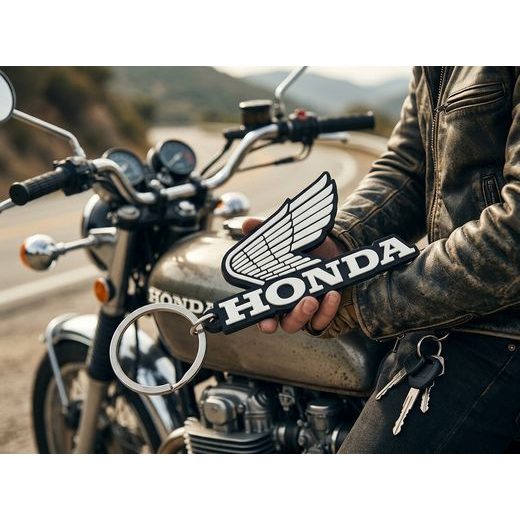 HONDA PŘÍVĚSEK NA KLÍČE WING CLASSICAL HERITAGE - 2026 - DÁRKY PRO FANOUŠKY HONDA - NA MOTORKÁŘE