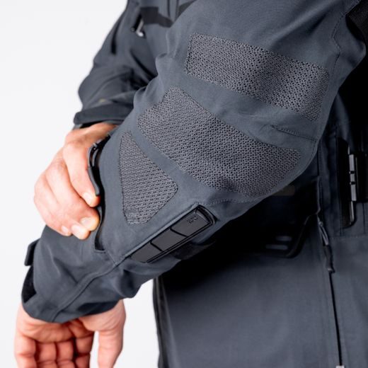 BUNDA IXS TOURSTER-GTX 1.0 – TMAVĚ ŠEDÁ (PRODLOUŽENÁ): 3-VRSTVÝ GORE-TEX® LAMINÁT, CERTIFIKACE AAA A EXTRA DÉLKA PRO VYSOKÉ POSTAVY - TEXTILNÍ BUNDY - NA MOTORKÁŘE