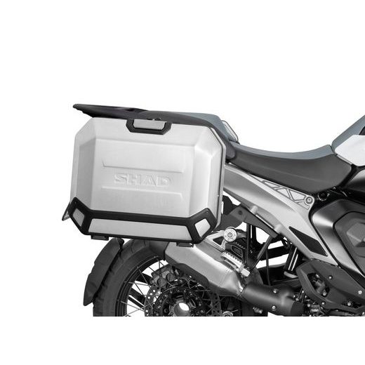 KOMPLETNÍ SADA BOČNÍCH HLINÍKOVÝCH KUFRŮ SHAD TERRA 36L/47L, VČETNĚ MONTÁŽNÍ SADY SHAD BMW R 1300 GS - SADY - NA MOTORKU