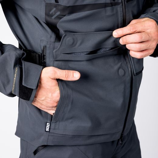 BUNDA IXS TOURSTER-GTX 1.0 – TMAVĚ ŠEDÁ (ZKRÁCENÁ): 3-VRSTVÝ GORE-TEX® LAMINÁT, CERTIFIKACE AAA A SUPERFABRIC® - TEXTILNÍ BUNDY - NA MOTORKÁŘE