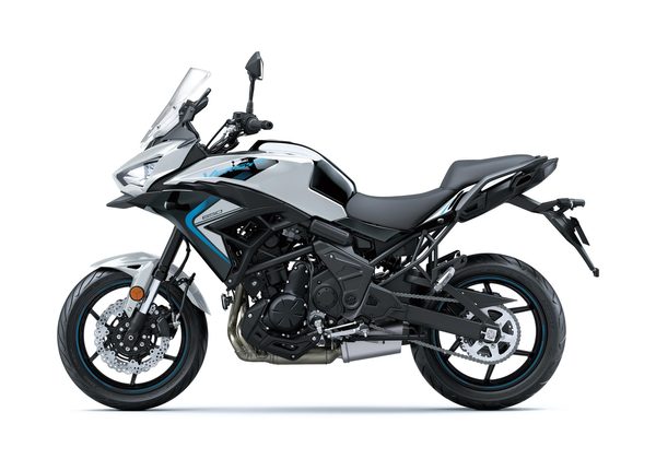 KAWASAKI VERSYS 650 BÍLÁ 2025 - ADVENTURE TOURER - MOTORKY