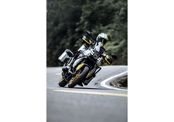 QJMOTOR SVT 650X ŠEDO - ŽLUTÁ - SVT 650X - MOTORKY