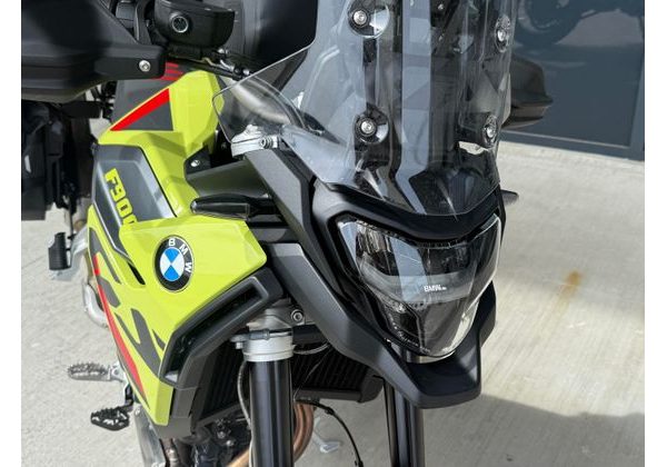 BMW F 900 GS – K2 EDICE S VÝBAVOU SHAD ZA 28 924 KČ ZDARMA (DEMO 2025) - DEMO AKČNÍ MOTOCYKLY - MOTORKY