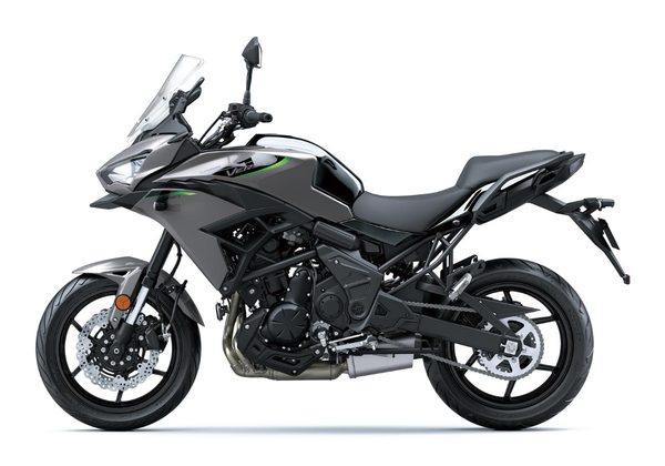 KAWASAKI VERSYS 650 - ŠEDÁ 2026 - ADVENTURE TOURER - MOTORKY