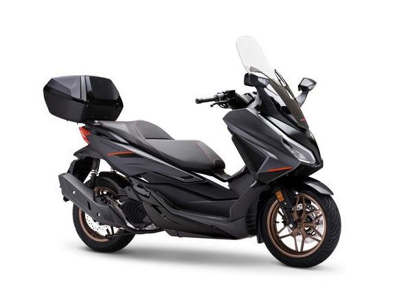 PŘEDOBJEDNÁVKA! HONDA FORZA 125 - TMAVÁ ŠEDÁ 2025 (SE)