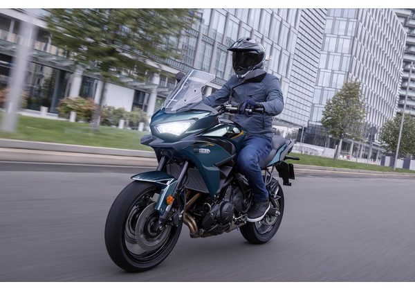 KAWASAKI VERSYS 650 - MODRÁ 2026 - ADVENTURE TOURER - MOTORKY