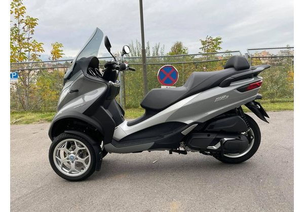 PIAGGIO MP3 400 PŘEDVÁDĚCÍ