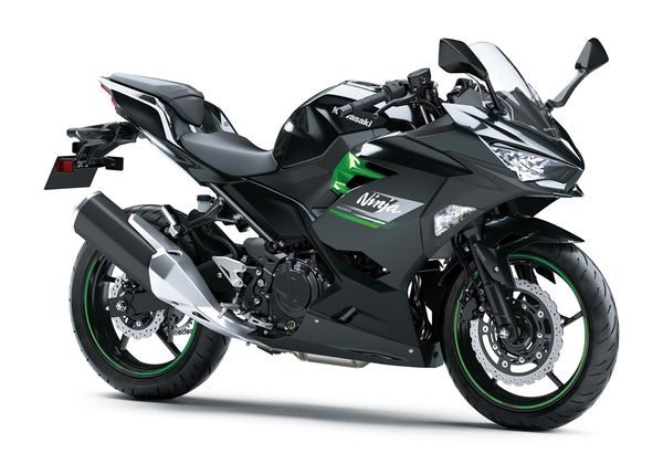 KAWASAKI NINJA 400 ŠEDÁ 2023